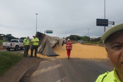 O trecho do Anel Rodovi&aacute;rio foi totalmente liberado ap&oacute;s a realiza&ccedil;&atilde;o de lavagem da pista e a transfer&ecirc;ncia da carga para outro ve&iacute;culo de grande porte -  (crédito: Reprodu&ccedil;&atilde;o BHTrans)
