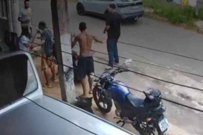 Nas imagens, a parlamentar chega ao local acompanhada de dois homens, um deles aparentemente armado -  (crédito: Reprodução/Redes Sociais)