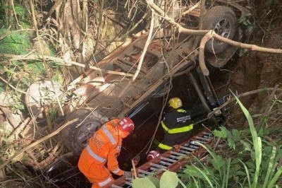Os tr&ecirc;s ocupantes do carro foram resgatados conscientes -  (crédito: CBMMG/Divulga&ccedil;&atilde;o)