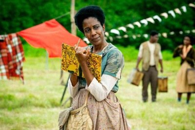 Protagonista de 'Carolina – Quarto de despejo',  atriz Maria Gal diz que a escritora 'nos inspira a sermos protagonistas de nossa própria vida' -  (crédito: Mariana Vianna/divulgação)