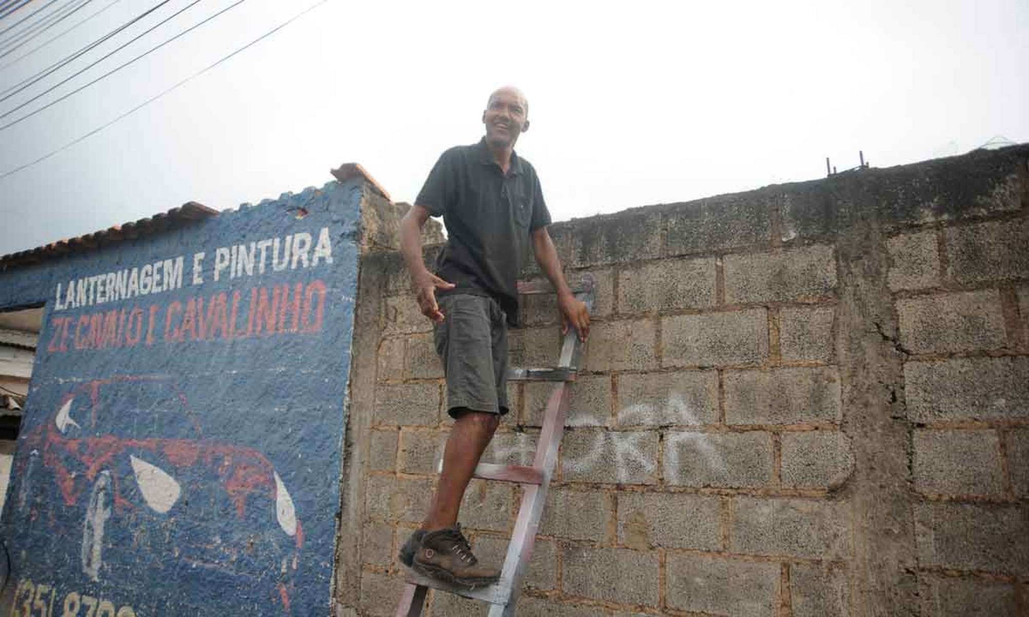 Ricardo Pereira Silva na escada que aluga para turistas observarem o terreno onde o contato com o ET foi relatado