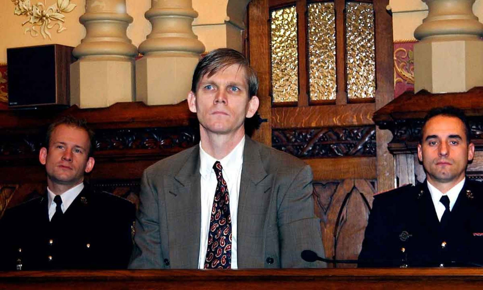 O enfermeiro americano Ted Maher est&aacute; sentado no Tribunal de M&ocirc;naco  