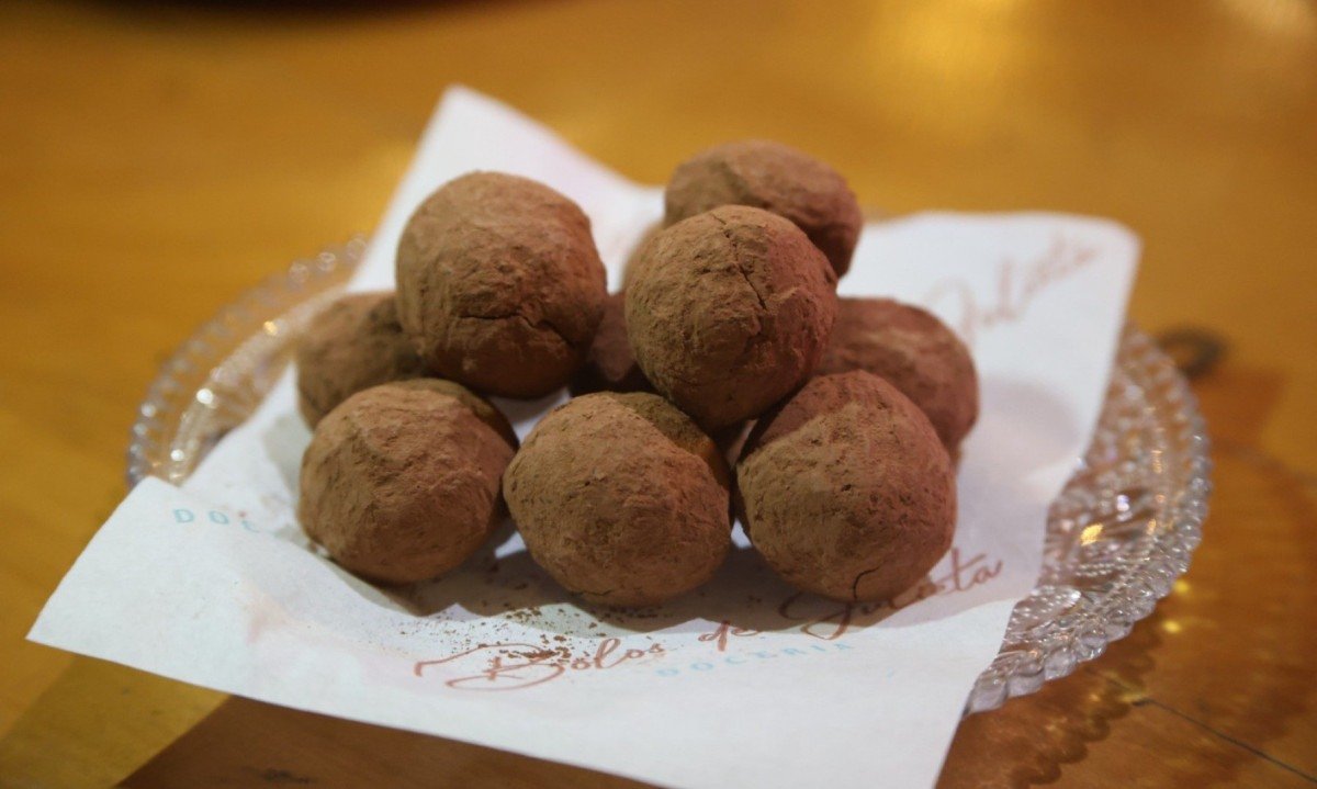 No recheio das trufas de chocolate meio amargo com conhaque, voc&ecirc; encontra um peda&ccedil;o da iguaria fresca