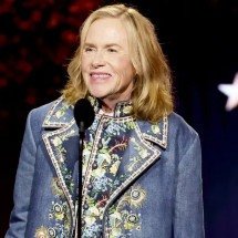 Saiba mais sobre Amy Madigan, atriz que venceu Ariana Grande em premiação - reprodução