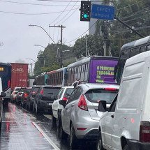 Batida de ônibus e carro embanana trânsito em BH - Edésio Ferreira/EM/D. A. Press