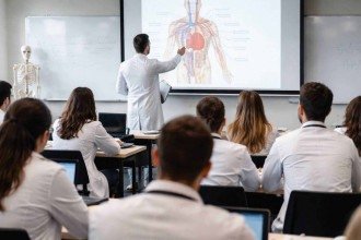 Um terço dos cursos de medicina tem nota baixa em exame do MEC e pode ter sanções