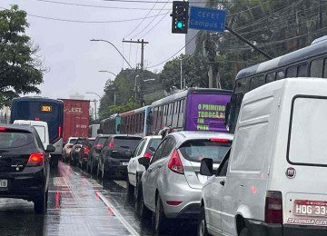 Acidente provocou um engarrafamento de mais de três quilômetros na Avenida Amazonas -  (crédito: Edésio Ferreira/EM/D. A. Press)