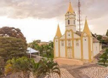 Vítima foi levada para atrás da igreja de Pedreiras, ponto turístico de Rio Paranaíba -  (crédito: Redes sociais)