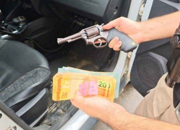 O dinheiro foi recuperado e uma arma de fogo, apreendida -  (crédito: Divulgação/Polícia Militar)