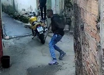 Um suspeito, armado com um fuzil, invadiu uma casa e fez uma família refém durante a tentativa de fuga no Bairro Paraíso, em BH -  (crédito: Redes Sociais/Divulgação)