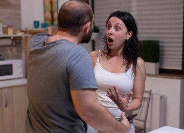 Homem diz que está passando por conflito com a esposa porque ela quer que ajude nas tarefas domésticas -  (crédito: FreePik)