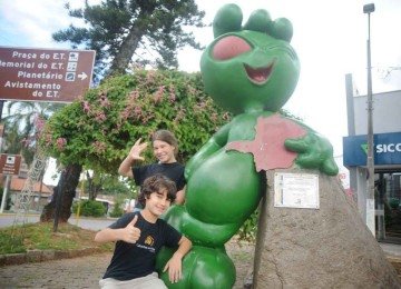 como se estivesse em casa e em pose descontraída, o  et aparece segurando o mapa de Minas Gerais -  (crédito: Alexandre Guzanshe/EM/D.A Press)