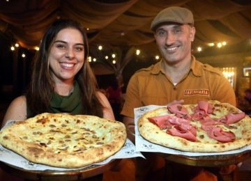 Lascas do fungo comest&iacute;vel est&atilde;o presentes nas pizzas, uma de mu&ccedil;arela e am&ecirc;ndoa laminada tostada  e outra de pera, mel com alecrim, mortadela italiana e trufa em lascas -  (crédito: Marcos Vieira/EM/D.A Press)