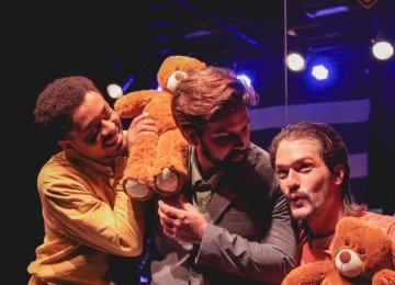 Pe&ccedil;a "Os arque&oacute;logos" foi escrita por Vin&iacute;cius Calderoni e dirigida por Rog&eacute;rio Lopes

 -  (crédito: Pedro Paulino/divulga&ccedil;&atilde;o)