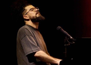 O cantor e pianista Breno Ruiz gravou releitura de "Disparada" e destaca a import&acirc;ncia de Theo Azevedo, parceiro de Geraldo Vandr&eacute; neste cl&aacute;ssico da MPB -  (crédito: Fabio Alcover/divulga&ccedil;&atilde;o)