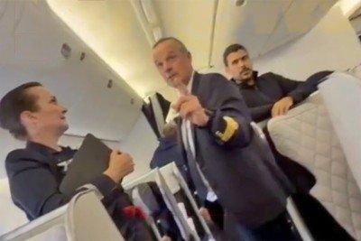 Momento que o comandante da Air France interveio na situação e solicitou o desembarque imediato dos passageiros brasileiros -  (crédito: Redes Sociais)