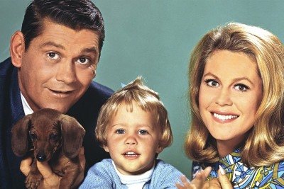 <p>A série “A Feiticeira”, lançada em 1964 na TV americana, marcou uma geração ao misturar humor e fantasia, trazendo a história de Samantha, uma bruxa que se casa com um homem mortal e tenta viver como uma dona de casa comum. Com seu estilo encantador, a atração conquistou milhões de espectadores.</p>
 -  (crédito: reprodução)