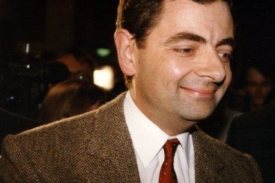 <p>O ator e comediante Rowan Atkinson, conhecido por interpretar o icônico “Mr. Bean”, tem em sua história de vida um episódio marcante que pouca gente conhece.</p>
 -  (crédito: Wikimedia Commons/Gerhard Heeke)