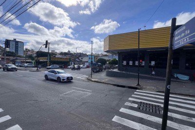 Lei veda nomes de violadores de direitos humanos, ditadores, envolvidos em crimes de racismo, eugenismo ou tráfico de escravizados, em espacos públicos de Minas. Na foto, avenida Mem de Sá, no Santa Efigenia -  (crédito: Edesio Ferreira/EM/D.A Press)