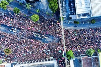 Foliões ocupam as ruas de Belo Horizonte durante o Carnaval, que ao longo da última década transformou a capital mineira em um dos maiores destinos da folia no país -  (crédito: Leandro Couri)