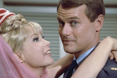 <p>A série “Jeannie é um Gênio”, lançada originalmente nos Estados Unidos em setembro de 1965 pela rede NBC, arrebatou gerações com seu gênero fantasia e comédia. Hoje, o clássico pode ser visto em streaming, no catálogo da Sony no Prime Video, mantendo viva sua magia e curiosidades que marcaram época.</p>
 -  (crédito: reprodução)