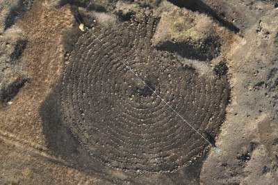 <p>Pesquisadores anunciaram a descoberta do maior labirinto circular de pedra já encontrado na Índia, localizado em Boramani, no estado de Maharashtra.</p>
 -  (crédito: Reprodução/Sachin Patil)