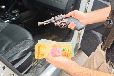 O dinheiro foi recuperado e uma arma de fogo, apreendida -  (crédito: Divulgação/Polícia Militar)