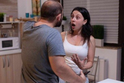 Homem diz que está passando por conflito com a esposa porque ela quer que ajude nas tarefas domésticas -  (crédito: FreePik)