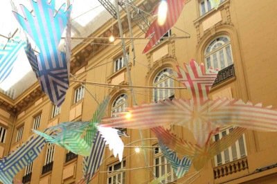 No pátio do CCBB, a instalação 'Festa no céu', da artista indígena Daiara Tukano, cria um clima de encantamento, enquanto as crianças se divertem com a 'Mostra primeira infância em férias' -  (crédito: Jair Amaral/EM/D.A. Press)