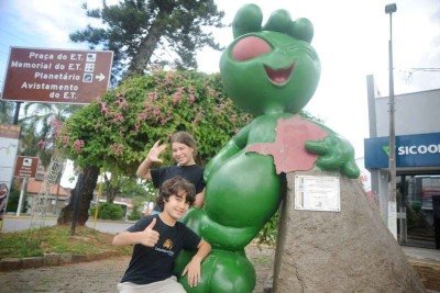 como se estivesse em casa e em pose descontraída, o  et aparece segurando o mapa de Minas Gerais -  (crédito: Alexandre Guzanshe/EM/D.A Press)