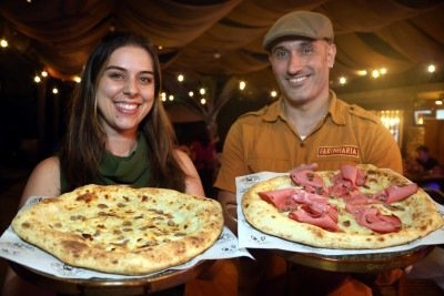 Lascas do fungo comest&iacute;vel est&atilde;o presentes nas pizzas, uma de mu&ccedil;arela e am&ecirc;ndoa laminada tostada  e outra de pera, mel com alecrim, mortadela italiana e trufa em lascas -  (crédito: Marcos Vieira/EM/D.A Press)