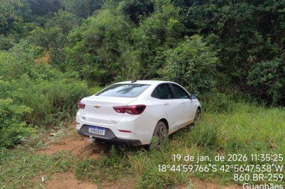 Homem estava em um carro na cidade de Guanhães quando foi abordado por policiais -  (crédito: PMMG)