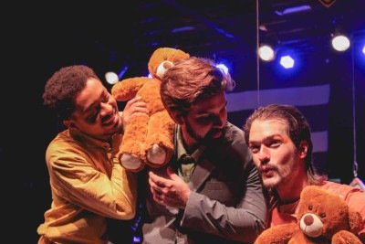 Peça 'Os arqueólogos' foi escrita por Vinícius Calderoni e dirigida por Rogério Lopes

 -  (crédito: Pedro Paulino/divulgação)