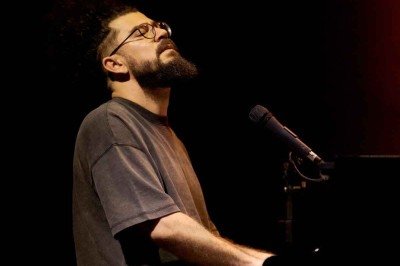 O cantor e pianista Breno Ruiz gravou releitura de "Disparada" e destaca a import&acirc;ncia de Theo Azevedo, parceiro de Geraldo Vandr&eacute; neste cl&aacute;ssico da MPB -  (crédito: Fabio Alcover/divulga&ccedil;&atilde;o)