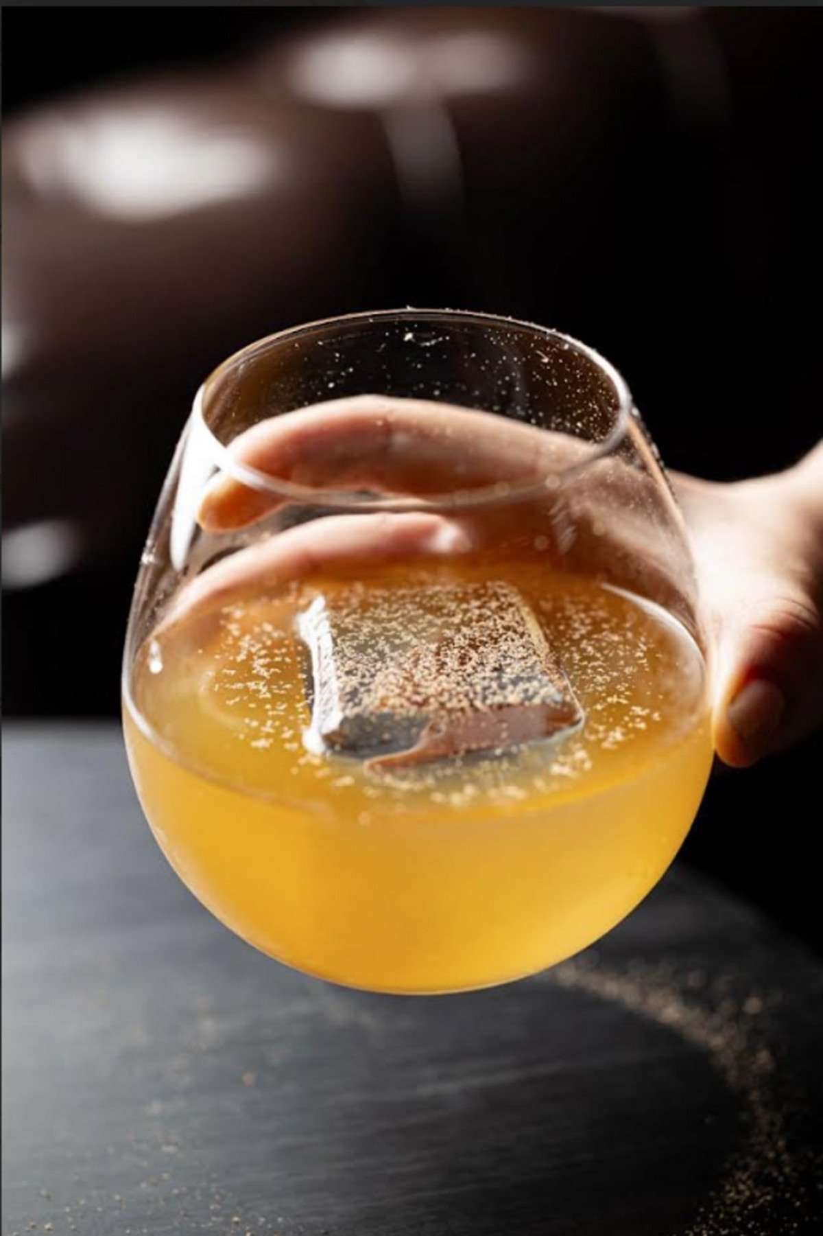 Para quem gosta de sentir o amargo, Joc&aacute;ssia Coelho sugere seu drinque com rum, sidra, coco queimado, aperitivo ros&eacute; e bitter de cacau