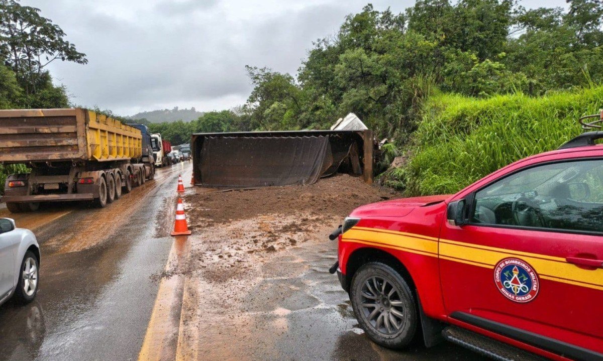 Caminh&atilde;o carregado de terra tombou na BR-381 nesta ter&ccedil;a-feira (20/01)