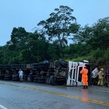 Carreta de cerveja tomba e interdita rodovia parcialmente - CBMMG