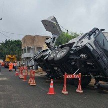 Operação de guerra em Uberlândia para retirada de guindaste tombado - CBMMG