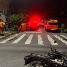Moto atinge carro e o faz capotar em rua de BH - Corpo de Bombeiros/Reprodução