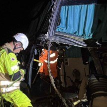 Acidente entre carreta e ônibus mata motorista e deixa 17 feridos em MG - Corpo de Bombeiros/Reprodução