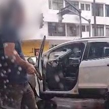 Briga entre policiais para o trânsito no centro de BH - Redes Sociais / Reprodução