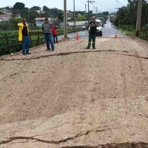 Chuva em MG: ponte cai e impede acesso de moradores a distrito - Defesa Civil