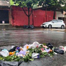 Paralisação de garis continua em BH, e lixo se acumula nas ruas da capital - Edésio Ferreira/EM/D.A Press