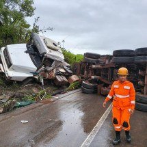 Carreta tomba e interdita BR-381 na Grande BH - Divulgação/CBMMG
