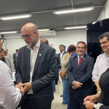 Presidente da Anvisa, Leandro Safatle, cumprimenta o prefeito de Montes Claros, Guilherme Guimarães -  (crédito: Juciene Abreu/divulgação)