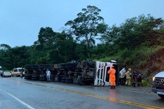 Carreta de cerveja tomba e interdita rodovia parcialmente