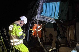 Acidente entre carreta e ônibus mata motorista e deixa 17 feridos em MG