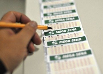 Apostadores buscam estrat&eacute;gias para ampliar chances na Mega-Sena. -  (crédito: Marcello Casal Jr/ Ag. Brasil)
