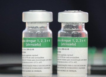 Frascos da Butantan-DV, a nova vacina contra a dengue que ser&aacute; distribu&iacute;da pelo SUS a partir de 2026. -  (crédito: Divulga&ccedil;&atilde;o/ Governo de SP/ Ag&ecirc;ncia SP)