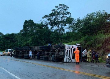 Carreta carregada com cerveja tombou e atingiu caminhonete -  (crédito: CBMMG)